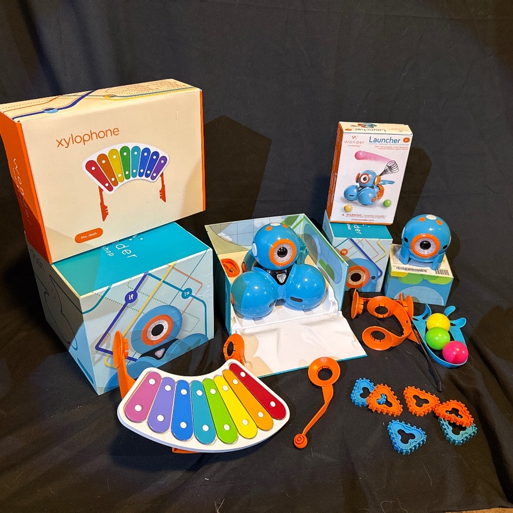 Dash and Dot Robots with Xylophone and Launcher Accessories
